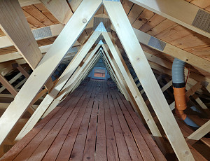 Zateplení stropu rodinného domu pomocí foukané izolace